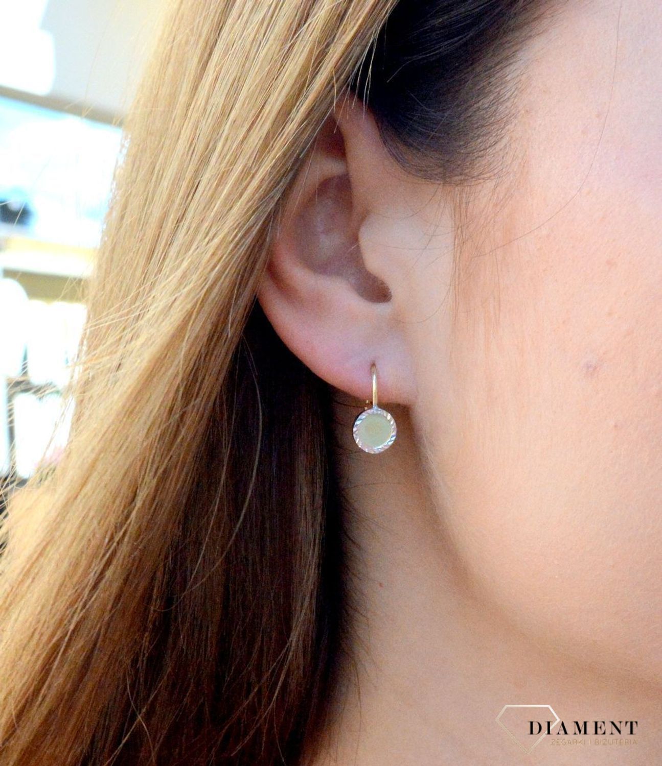 Kolczyki złote 333 okrągłe wiszące blaszki wykończone białym złotem KL 11217 333.  Złote kolczyki wykonane ze złota próby 333. Fakturowana powierzchnia kolczyków ozdobnych idealnie komponuje się z kolorem s.jpg